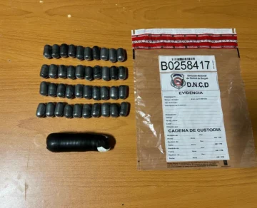 DNCD arresta extranjera en el AILA con 138 bolsitas de presunta cocaína DNCD arresta extranjera en el AILA con 138 bolsitas de presunta cocaína