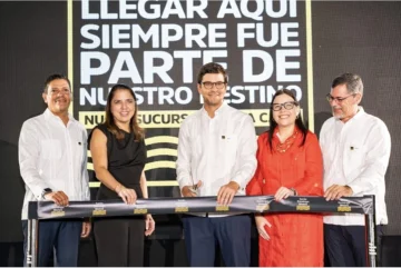 Cortan la cinta Alexis Anselin Barletta, miembro del consejo de administración SDM; Aníbal Rodríguez, presidente; Vladimir de León, director de ventas directas; Marielly Figueroa, directora comercial y posventa; y Carmen Mejía, directora de finanzas corporativas.
