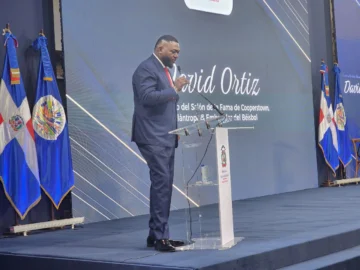 Reconocen a David Ortiz con el Humanitarian Award 2025