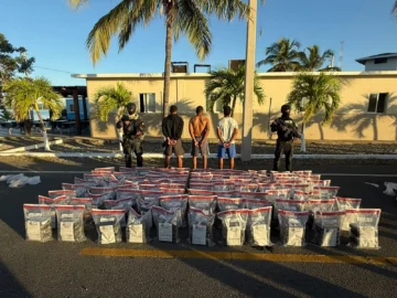 Incautan alijo de 429 paquetes presumiblemente cocaína en Baní Incautan alijo de 429 paquetes presumiblemente cocaína en Baní
