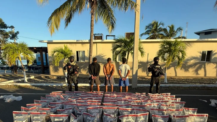 Incautan alijo de 429 paquetes presumiblemente cocaína en Baní Incautan alijo de 429 paquetes presumiblemente cocaína en Baní