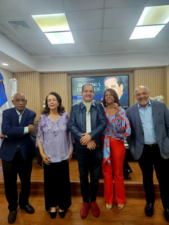 Pastor De Moya pone a circular su nuevo libro de poesía “Álgebra de peces” Pastor De Moya pone a circular su nuevo libro de poesía “Álgebra de peces”