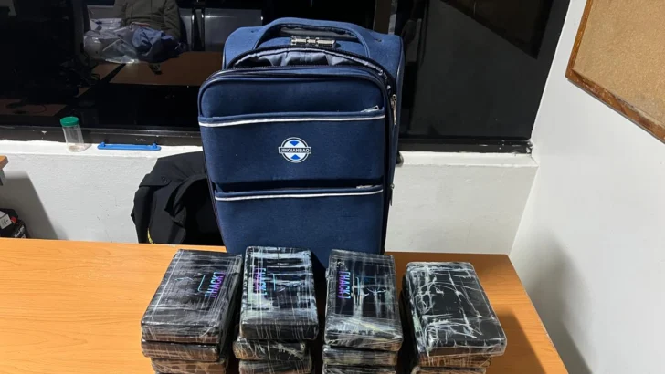 Extranjero fue detenido en el aeropuerto por paquetes presumibles de cocaína