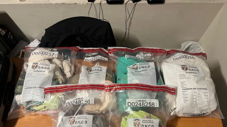 Detienen a un francés con 55 prendas de vestir impregnadas de presunta cocaína Detienen a un francés con 55 prendas de vestir impregnadas de presunta cocaína