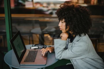 Cinco recomendaciones para proteger tus móviles y datos personales durante los viajes de fin de año Cinco recomendaciones para proteger tus móviles y datos personales durante los viajes de fin de año