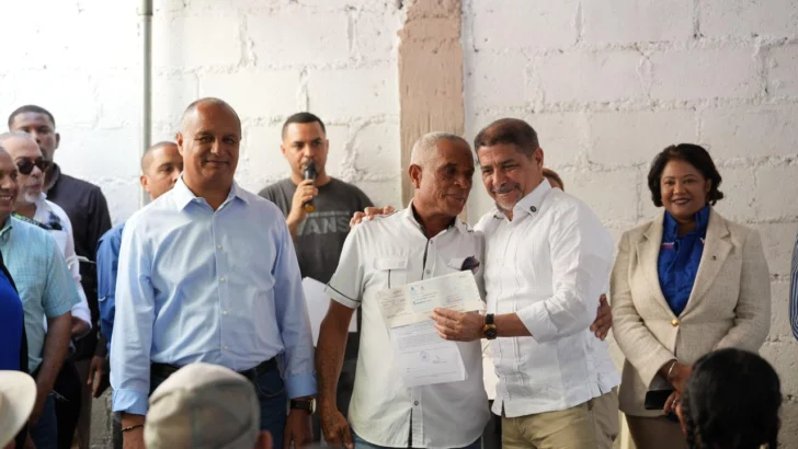 Gobierno entrega más de RD$ 111 millones a productores afectados por tormenta Melissa