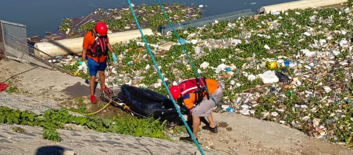 Brigadas de la Defensa Civil recuperan cadáver del río Yaque