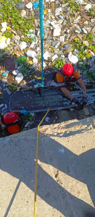 Brigadas de la Defensa Civil recuperan cadáver del río Yaque