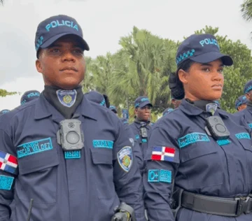 Policía investiga denuncia de modelos de pasarela que alegan agentes las maltrataron