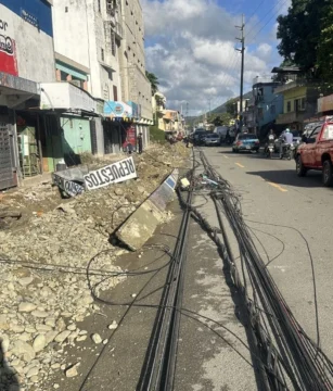 Edesur trabaja para reponer postes derribados durante excavaciones en Villa Altagracia Edesur trabaja para reponer postes derribados durante excavaciones en Villa Altagracia