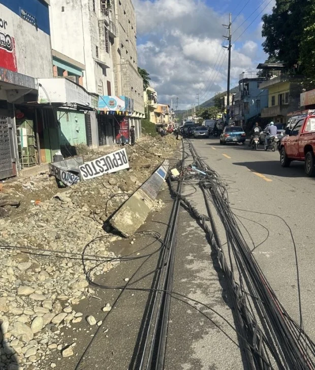 Edesur trabaja para reponer postes derribados durante excavaciones en Villa Altagracia