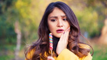 Qué pasa en tu boca y tus dientes apenas consumes azúcar (y cómo minimizar el daño que provoca) Qué pasa en tu boca y tus dientes apenas consumes azúcar (y cómo minimizar el daño que provoca)