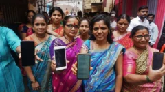 El experimento de dar una paga a más de 100 millones de mujeres por su trabajo como amas de casa (y los resultados que arroja)