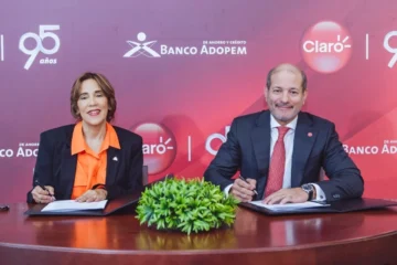 Claro Dominicana y Banco Adopem firman acuerdo que impulsa el emprendimiento de la mujer