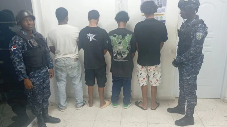 Policía detiene a dos hombres y recupera motocicleta, celulares y otras pertenencias en Sabana Perdida