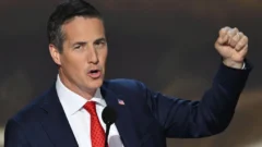 Quién es Bernie Moreno, el senador republicano nacido en Colombia que presentó una ley para eliminar la doble nacionalidad en EE.UU.