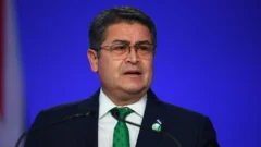 Honduras pide ejecutar una orden de captura de 2023 contra el expresidente Juan Orlando Hernández, indultado por Trump