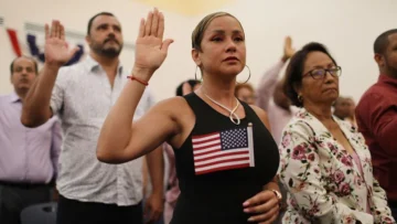 El gobierno de Trump paraliza los procesos de residencia y ciudadanía para los migrantes de Venezuela, Cuba y otros 17 países