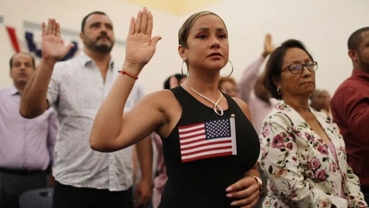 El gobierno de Trump paraliza los procesos de residencia y ciudadanía para los migrantes de Venezuela, Cuba y otros 17 países