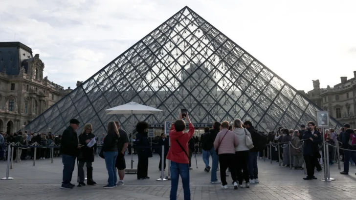Francia: Convocan a una huelga prorrogable del personal del Louvre tras una serie de incidentes