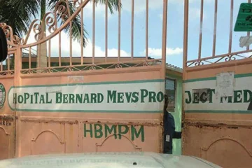 Haití: el país que destruye sus hospitales, iglesias y escuelas… Haití: el país que destruye sus hospitales, iglesias y escuelas…