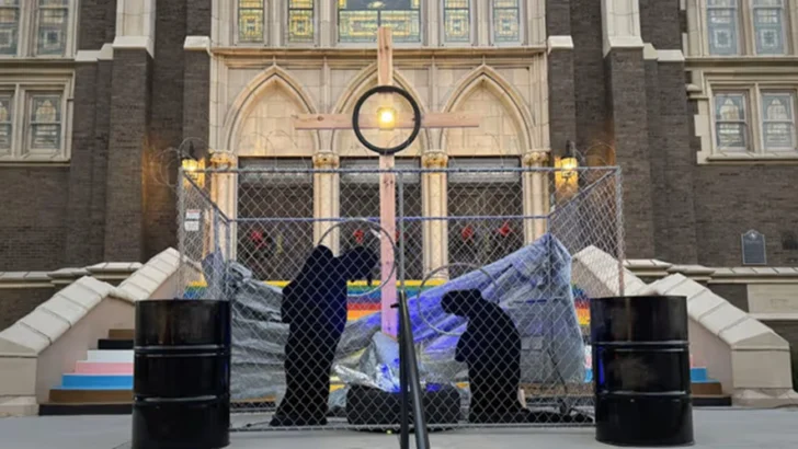 Iglesias instalan pesebres con Jesús esposado y otro con María y José detenidos