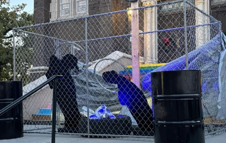 Iglesias instalan pesebres con Jesús esposado y otro con María y José detenidos