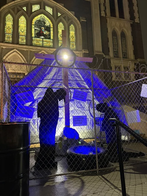 Iglesias instalan pesebres con Jesús esposado y otro con María y José detenidos