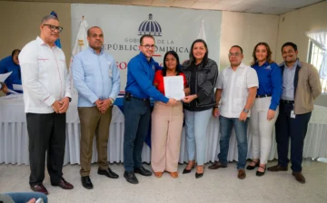 Productores de Azua reciben RD$ 20 millones para tecnificar sus predios Productores de Azua reciben RD$ 20 millones para tecnificar sus predios