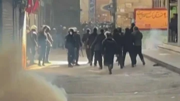 Irán: Estallan enfrentamientos en el Gran Bazar mientras las protestas cobran fuerza en el interior