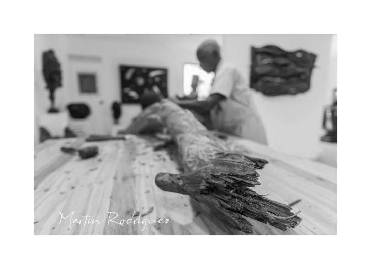 Freddie Cabral: 50 años esculpiendo madera