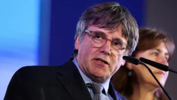 Tribunal Constitucional de España mantiene la orden de detención contra Carles Puigdemont