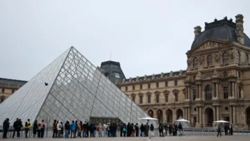 El Louvre empieza a cobrar más a los visitantes no europeos El Louvre empieza a cobrar más a los visitantes no europeos