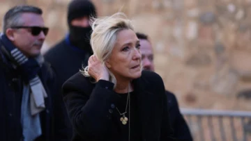 Marine Le Pen se juega su candidatura a la presidencial en juicio en Francia