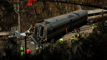 Sube a 42 cifra de muertos tras accidente ferroviario en España; una junta desgastada, en el centro de la investigación Sube a 42 cifra de muertos tras accidente ferroviario en España; una junta desgastada, en el centro de la investigación