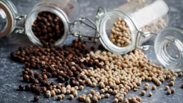 Cómo la pimienta negra y el aceite de oliva potencian los nutrientes de los alimentos que comemos