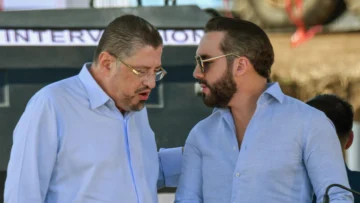 Bukele exporta a Costa Rica su megarcárcel y agita la campaña electoral Bukele exporta a Costa Rica su megarcárcel y agita la campaña electoral