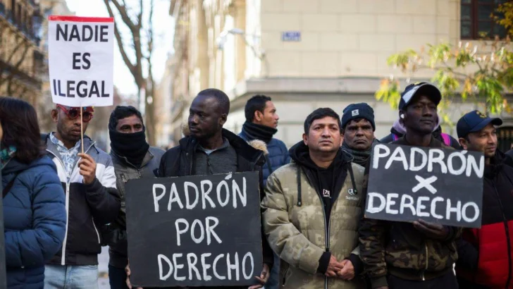 En qué consiste y a quién beneficia el nuevo plan del gobierno de España para regularizar a cientos de miles de migrantes