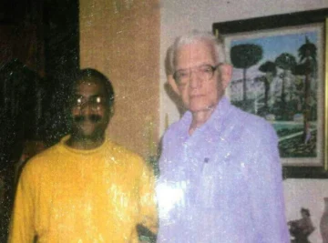  El poeta Julio Cuevas, junto al maestro de la literatura hispanoamericana, Profesor Juan Bosch.