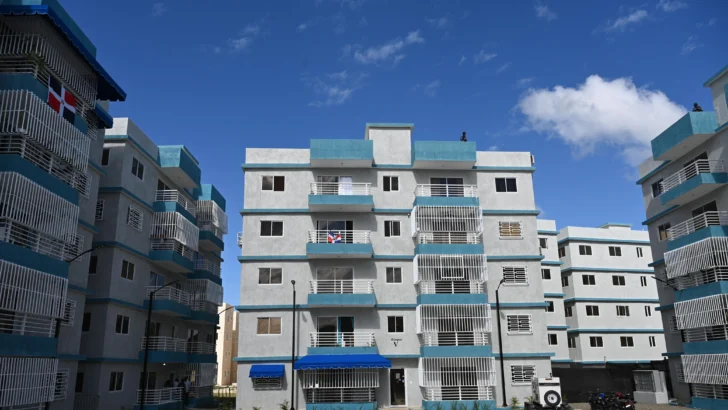 Abinader entrega 200 apartamentos en SDO financiados por Banreservas
