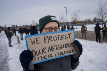 El Gobierno de Trump dice que la mujer abatida en Minnesota usó su vehículo como un 