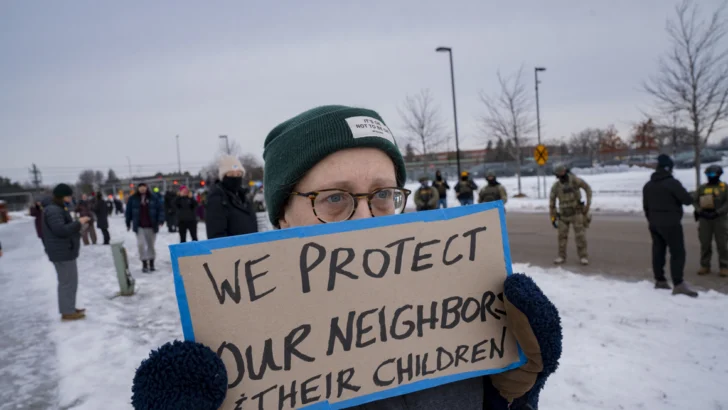 El Gobierno de Trump dice que la mujer abatida en Minnesota usó su vehículo como un El Gobierno de Trump dice que la mujer abatida en Minnesota usó su vehículo como un