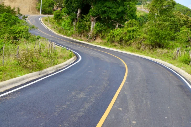 Abinader entrega carreteras en Sabana Iglesia y Baitoa con inversión superior a RD$453 millones