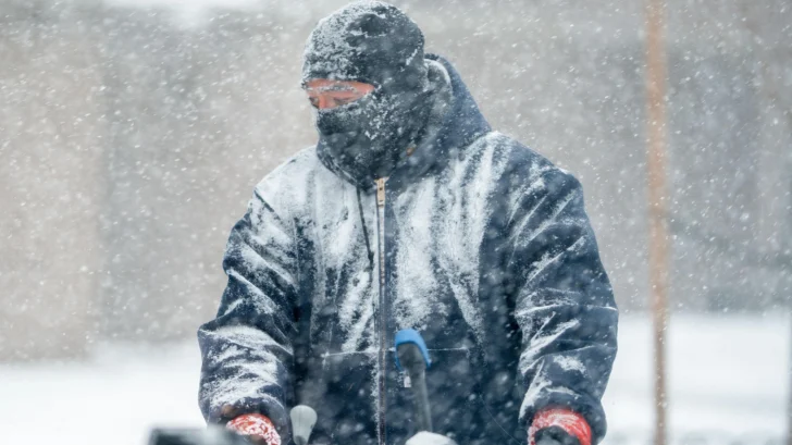 Más de 1 millón de personas sin electricidad y miles de vuelos cancelados: la gigantesca tormenta de nieve y hielo que golpea gran parte de EE.UU.
