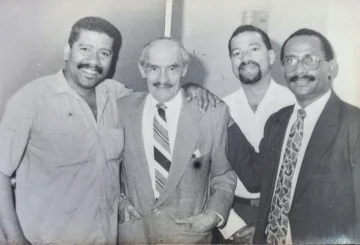  Julio Cuevas, junto al poeta Nacional, donde Pedro Mir. Le acompañan los uasdianos, Nelson García (Fotógrafo, fenecido) y el Dr. Juan Pablo Uribe, actual Presidente de la Comisión Nacional de Efemérides Patrias.