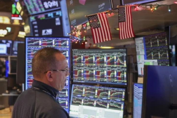 Wall Street cierra verde y el Dow Jones marca récord tras la captura de Maduro Wall Street cierra verde y el Dow Jones marca récord tras la captura de Maduro