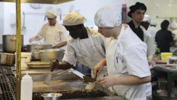 El Gobierno de España aprueba la regularización de más de 500.000 inmigrantes indocumentados