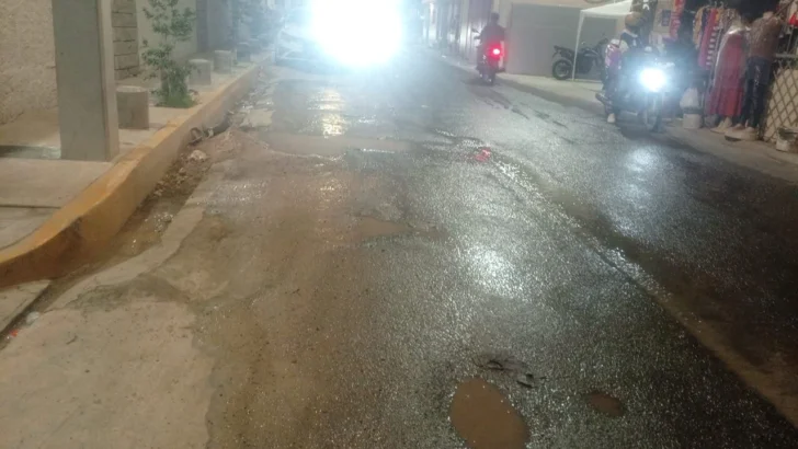 Residentes de La Yagüita denuncian vía recién ampliada se deteriora y autoridades tapan baches con tierra