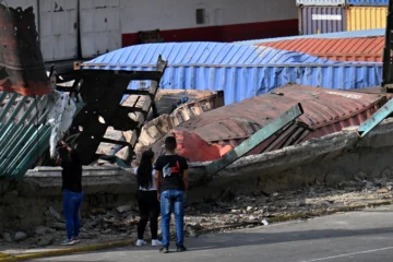 Trauma e incredulidad en La Guaira, barrio bombardeado en Venezuela