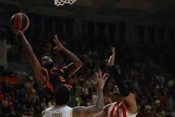 El Valencia, con 21 puntos de Montero, doma al cansancio y arrolla al Zaragoza